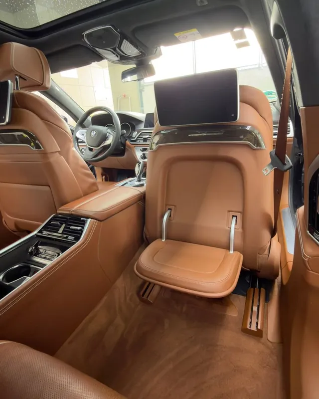Innenraum eines BMW 7er mit cognacfarbenem Leder