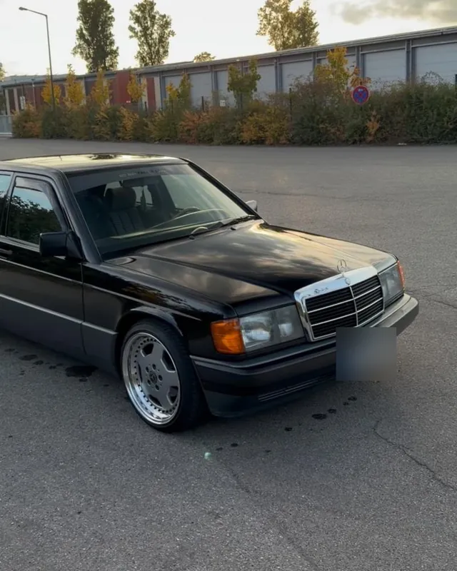 Schwarzer Mercedes 190 E im Abendlicht