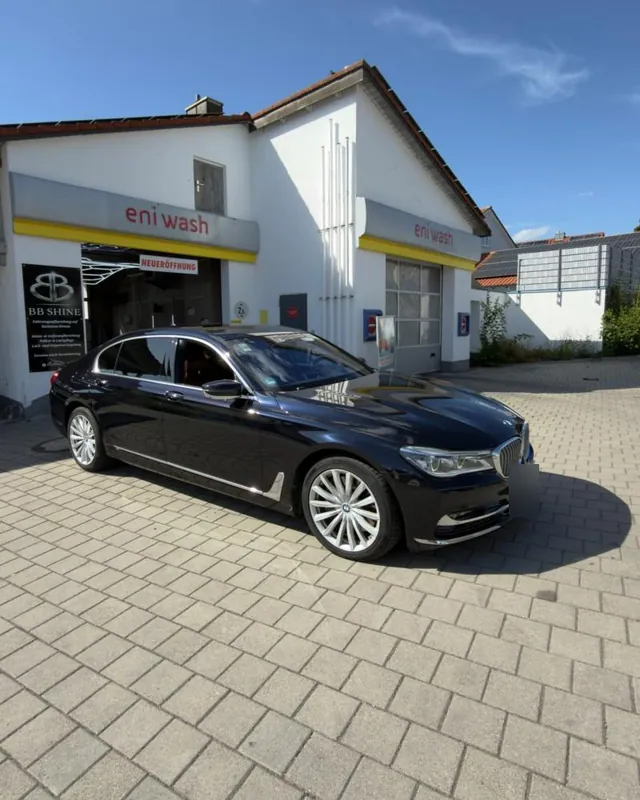 Schwarzer BMW 7er auf dem Hof