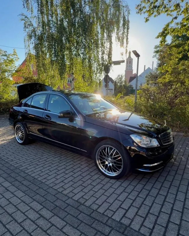 Schwarze Mercedes C-Klasse in der Sonne