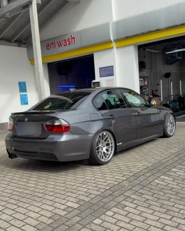 Grauer BMW E90 vor der Halle