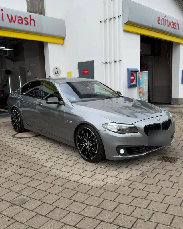 Grauer BMW 5er F10 vor der Halle