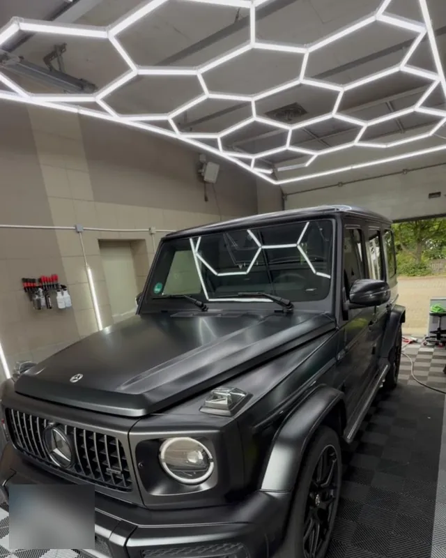 Mattschwarzer Mercedes-AMG G 63 unter dem Wabenlicht