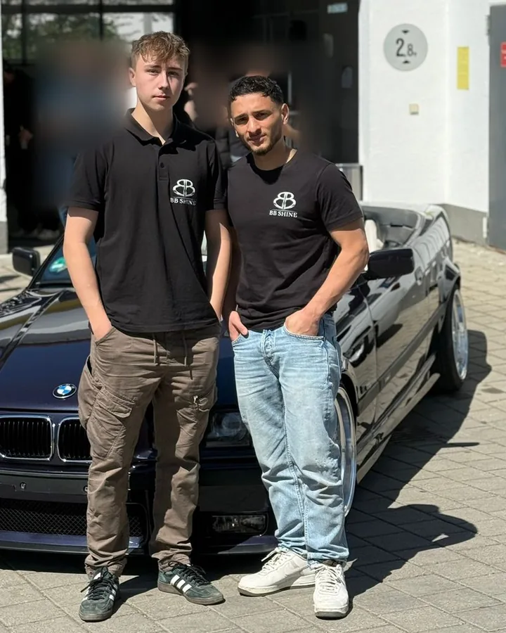 Benedikt und Berkant in schwarzen BB-SHINE-Shirts vor einem BMW E36 Cabrio